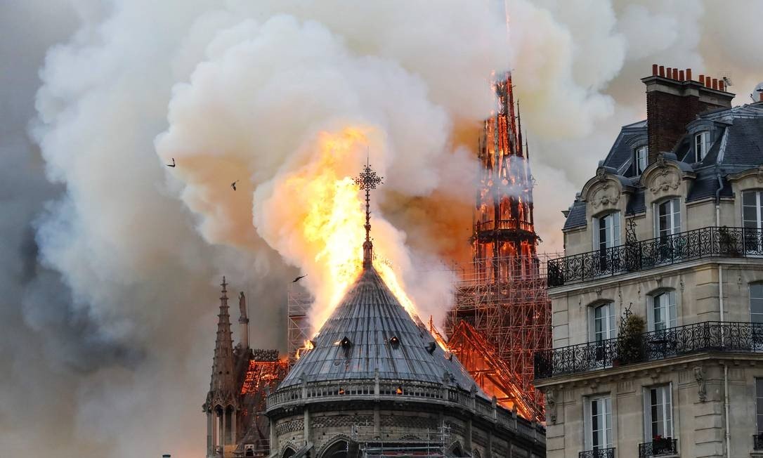 LAMENTÁVEL: Incêndio de grande proporção atinge catedral de Notre Dame