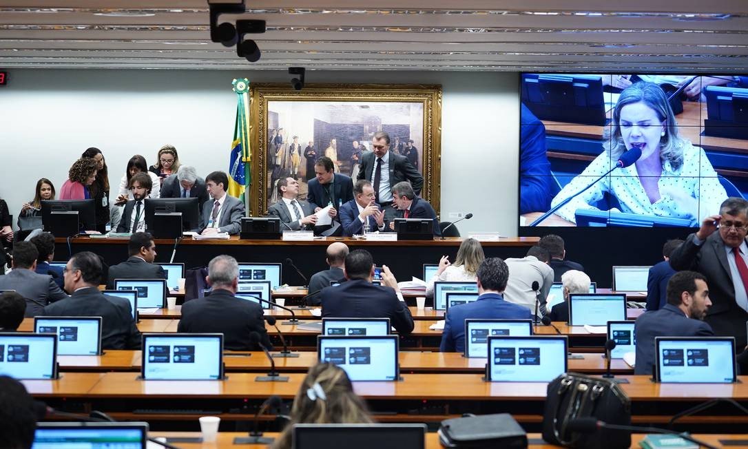 VOTAÇÃO: Comissão Especial aprova texto-base da reforma da Previdência