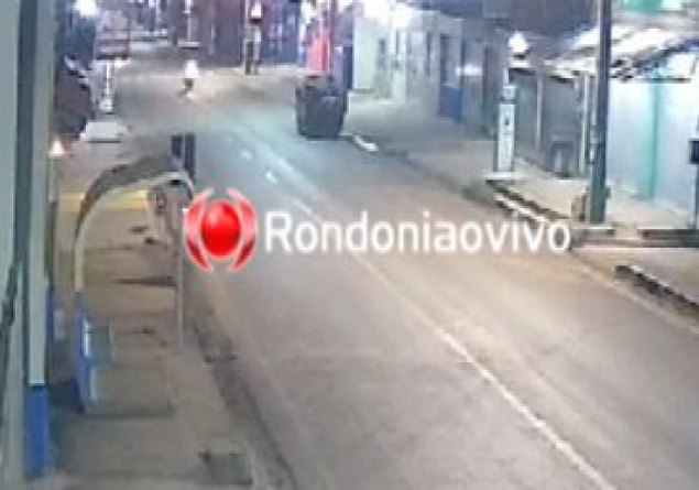 VÍDEO: Mototaxista invade contramão e bate em caçamba papa entulhos