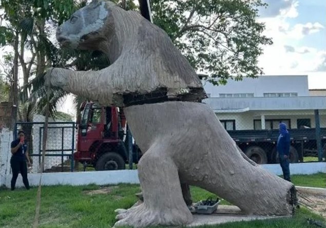 ATRAÇÃO: Capital ganha escultura de preguiça gigante em tamanho real