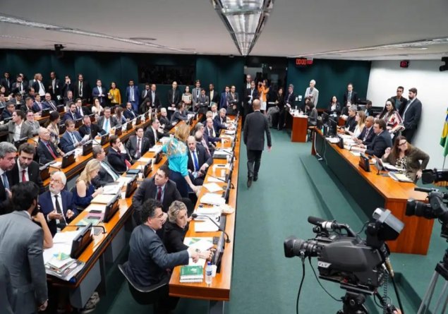 DE MENOR: CCJ aprova PEC que reduz maioridade penal para 16 anos na Câmara