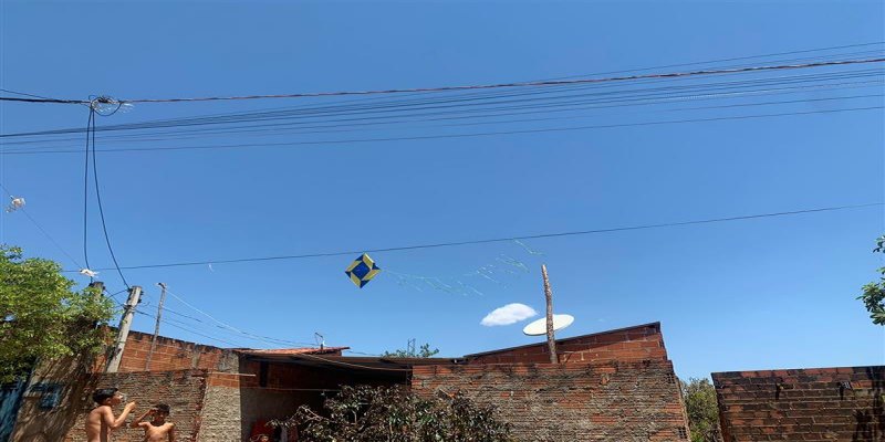 RISCO À VIDA: Energisa orienta sobre cuidados ao empinar pipa próximo à rede elétrica