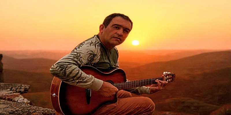 'MOMENTOS DE AMOR': Sandro Bacelar revisita clássicos dos anos 70 e 80 no Sudeste