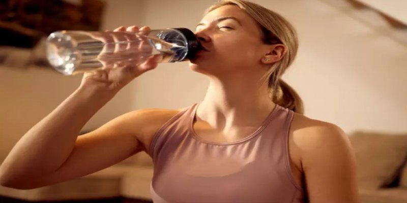 METABOLISMO: Beber água ao acordar de estômago vazio faz isso com o seu corpo