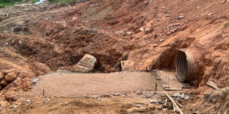 DRENAGEM: Obras avançam para recuperar trecho da Avenida Farquar afetado por erosão