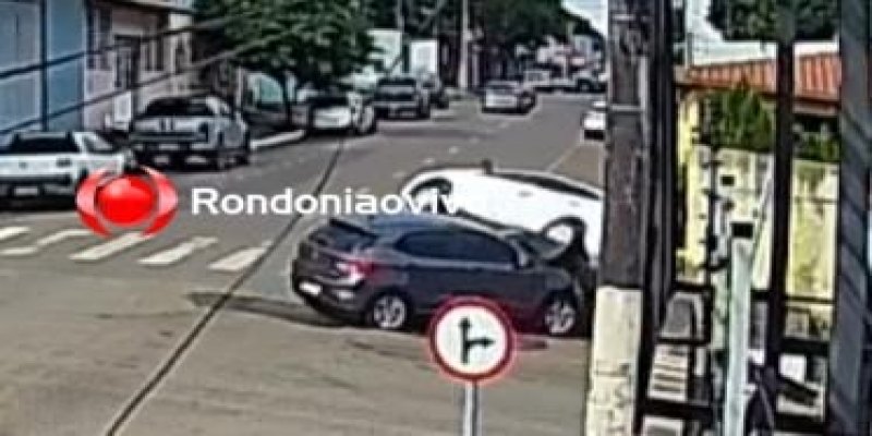 CAPOTAMENTO: Vídeo mostra condutora avançando semáforo e provocando grave acidente