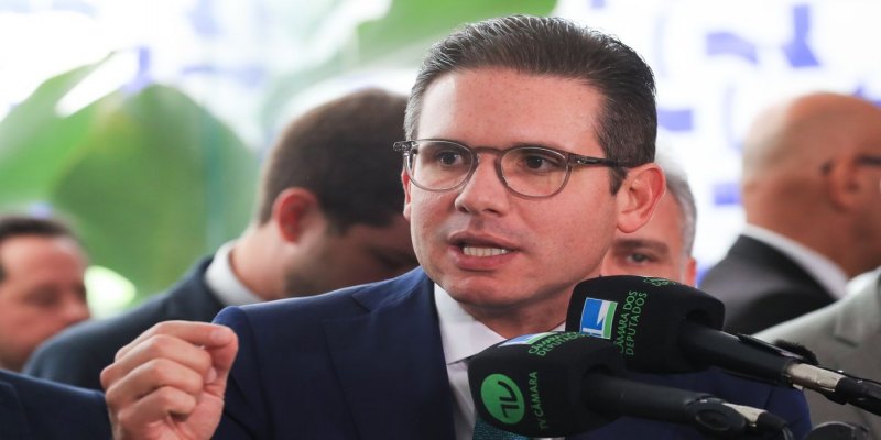DEU LARGADA: Bloco de partidos com 245 deputados apoia reeleição de Hugo Motta