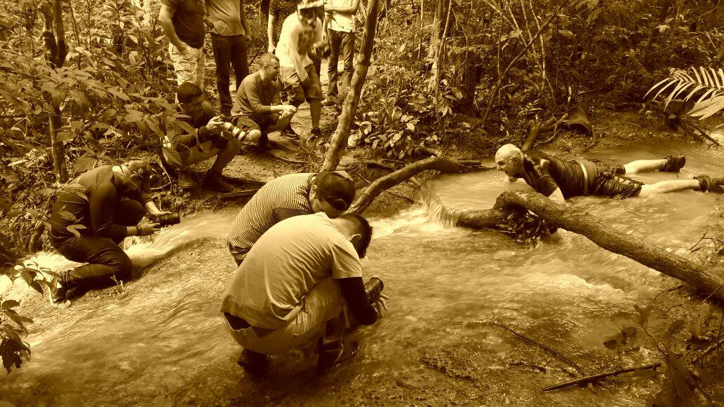 Anselmo deitado na água. Foto: Leidson Silva