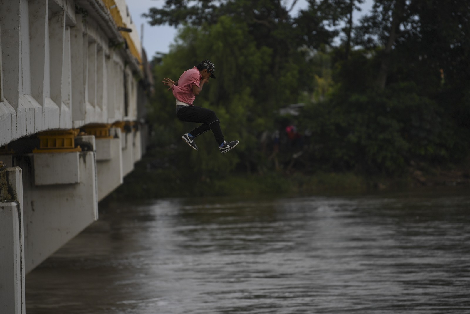 Migrante pula da ponte que liga o México e Guatemala para evitar fronteira