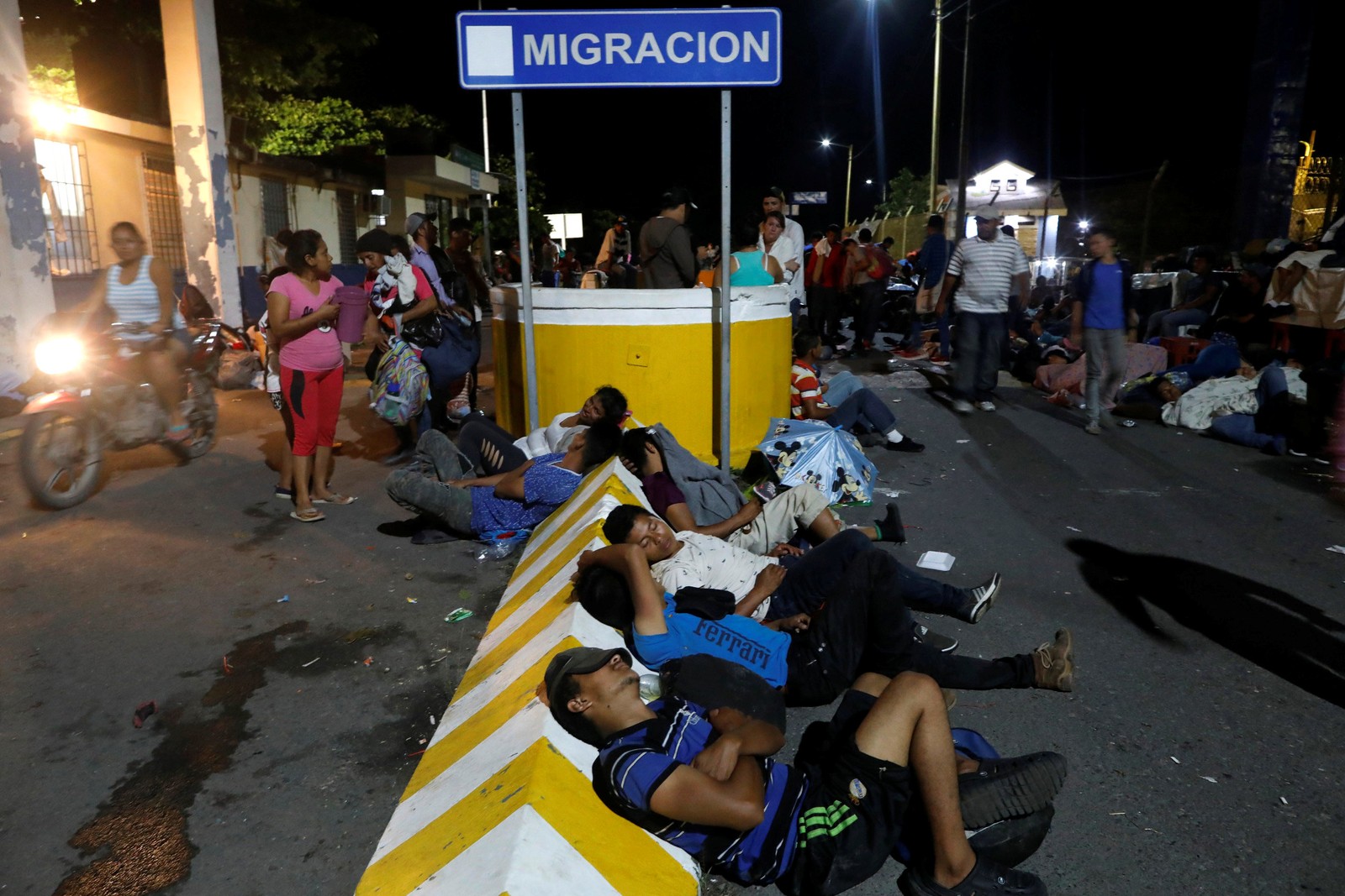 Imigrantes hondurenhos descansam no posto de controle entre Guatemala e México — Foto: REUTERS/Edgard Garrido